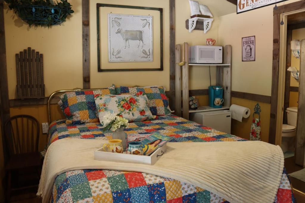 Un dormitorio con una cama con una bandeja de comida. en Acorn Hideaways Canton Charming Pioneer Suite 1890's General Store, en Canton