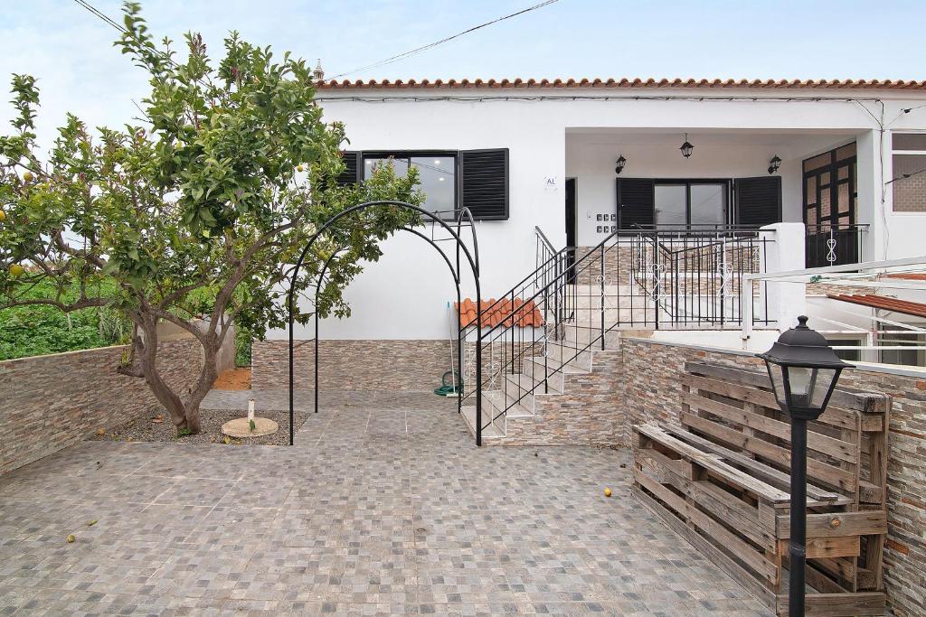 een wit huis met een trap ervoor bij Apartamento Familiar in Moncarapacho