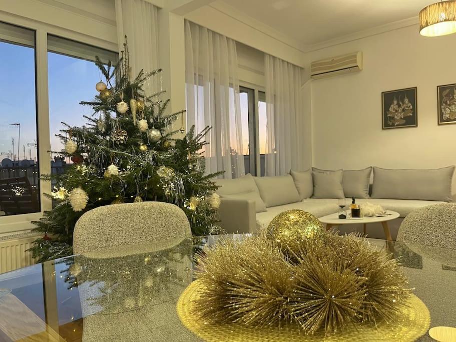 una sala de estar con un árbol de Navidad y un sofá en SKG City Center Apartment en Tesalónica