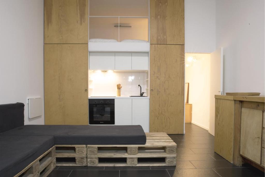 Zimmer mit einem Bett und einer Küche in der Unterkunft Appartamento-Studio con cortile in Trapani