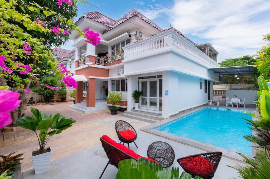 a villa with a swimming pool and a house at A5 Ngọc Tước - Villa Hồ Bơi Gần Biển Bãi Sau - Free Bida + Karaoke in Vung Tau