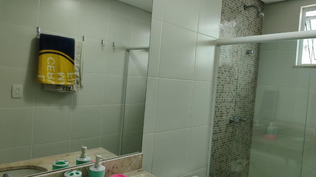 a bathroom with a shower and a sink at Casa com piscina a 800 metros da praia de Buraquinho in Lauro de Freitas
