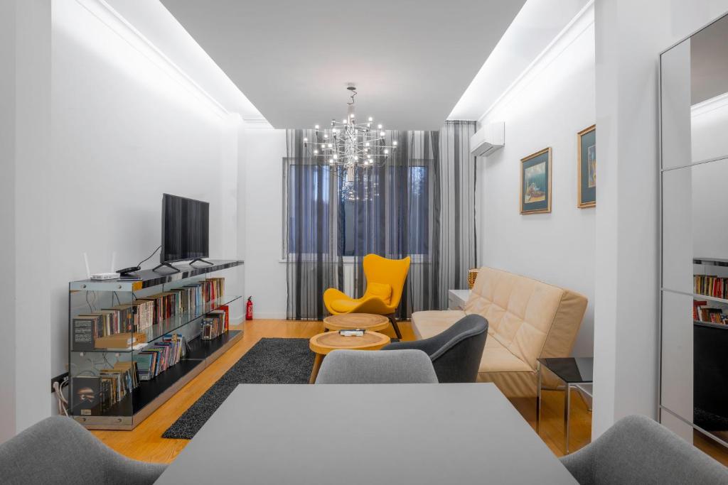 Central Luxurious 2 BD Flat near NDK