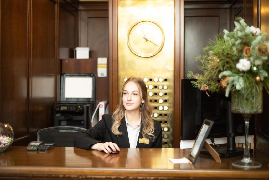 Una donna seduta a una scrivania in un ufficio di George Hotel a Lviv