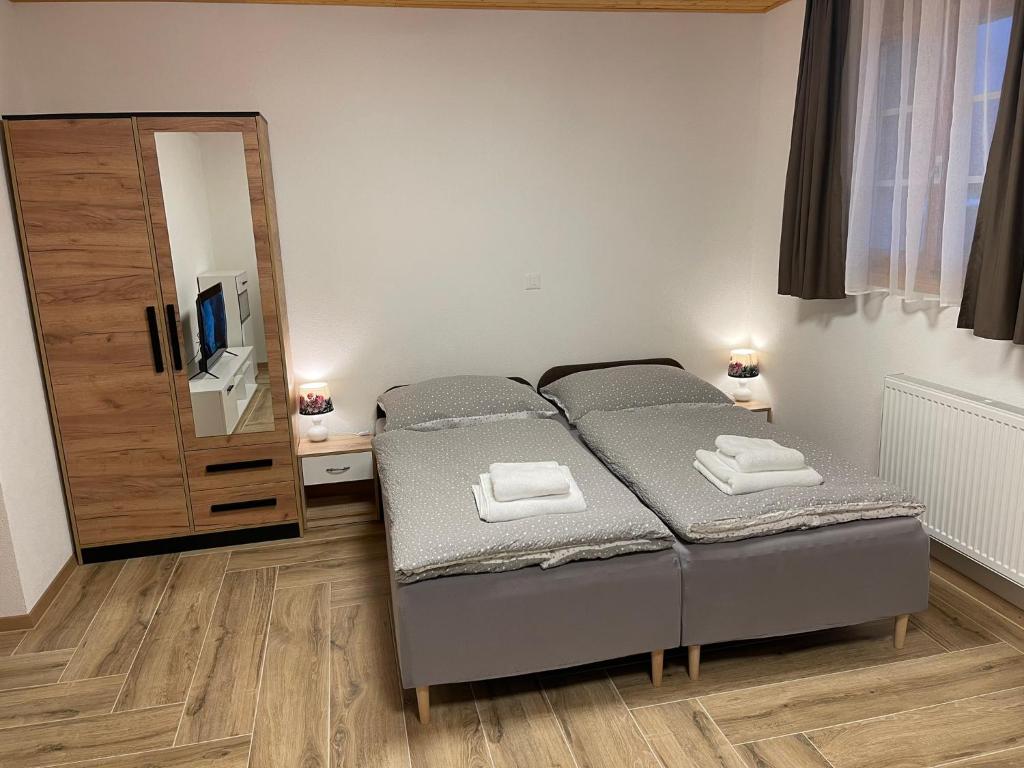 Letto o letti in una camera di Pension Balm