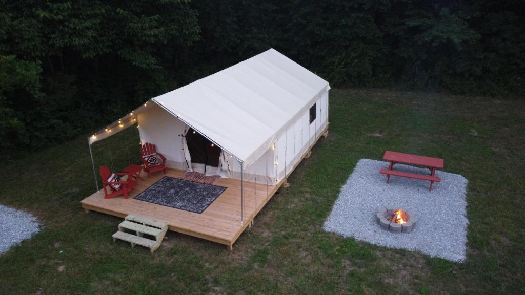Gril dostupný pro hosty v luxury tent