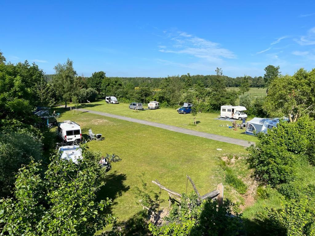 una vista aérea de un campo con un grupo de tiendas de campaña en Camping Hof van Kolham, en Kolham