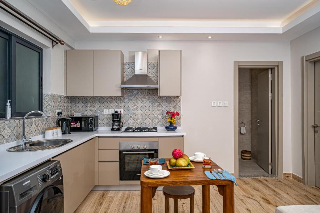 Kuchyň nebo kuchyňský kout v ubytování Elite One Bedroom Apartment,Swimming pool, gym, workspace ,Wonderiss Homes close proximity to GTC, JW Mariott and Kempinski