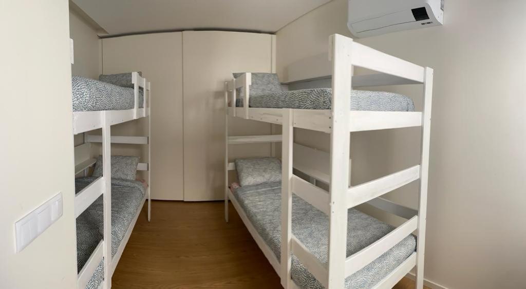 Zimmer mit 4 Etagenbetten in einem Zimmer in der Unterkunft Casa Augusta 4 in Braga