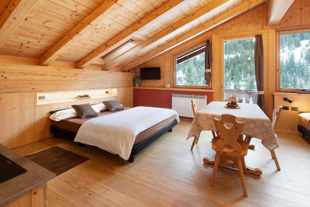 1 dormitorio con 1 cama y 1 mesa en una habitación en Chalet Primula 13 en Santa Caterina Valfurva