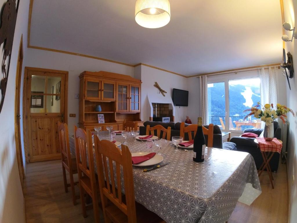 a dining room with a table and some chairs at Soldeu Paradis Soldeu in Soldeu