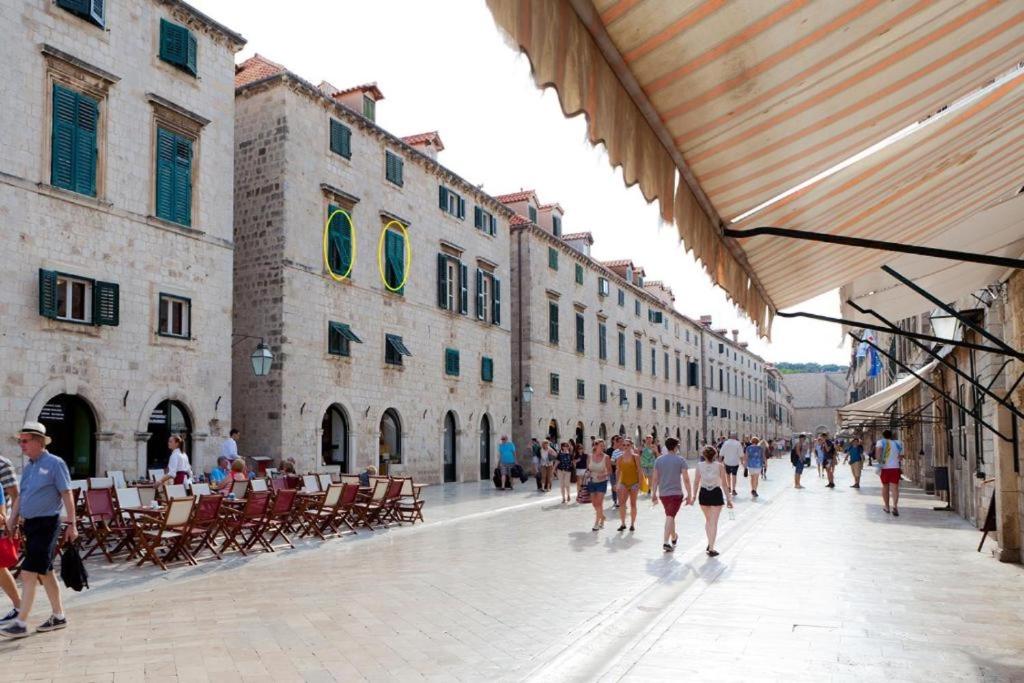 un grupo de personas caminando por una calle en Studio Apartments Stradun, en Dubrovnik