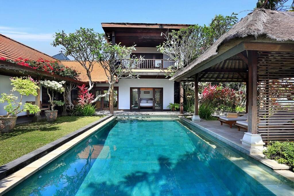 uma piscina no quintal de uma casa em Jimbaran Luxury 4BR with Butler em Jimbaran