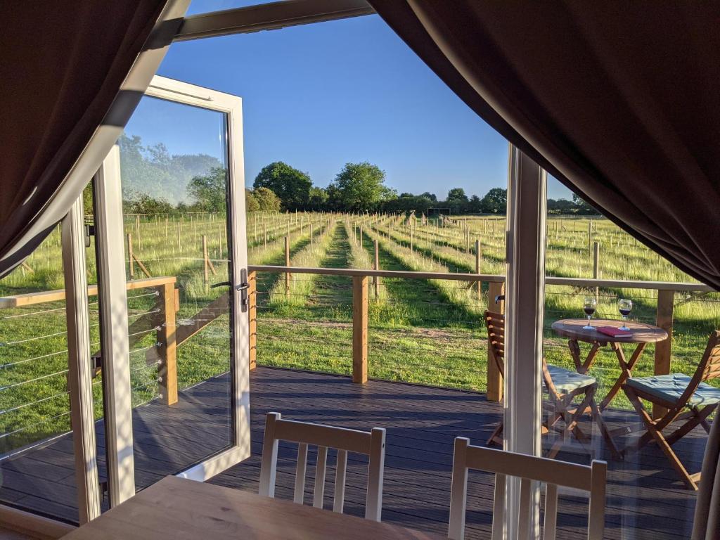 vista dall'interno di una tenda con tavolo e sedie di Wolds Wine Estate 