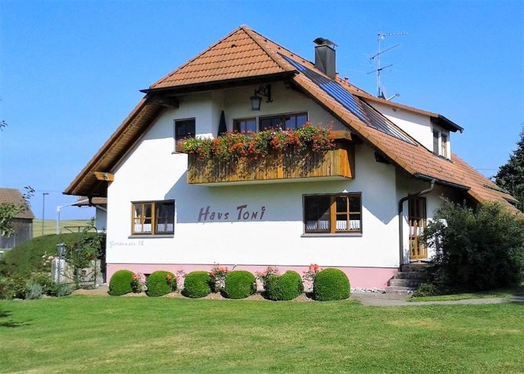 a house with flowers on the side of it at Ferienhaus Toni in Hohenstein