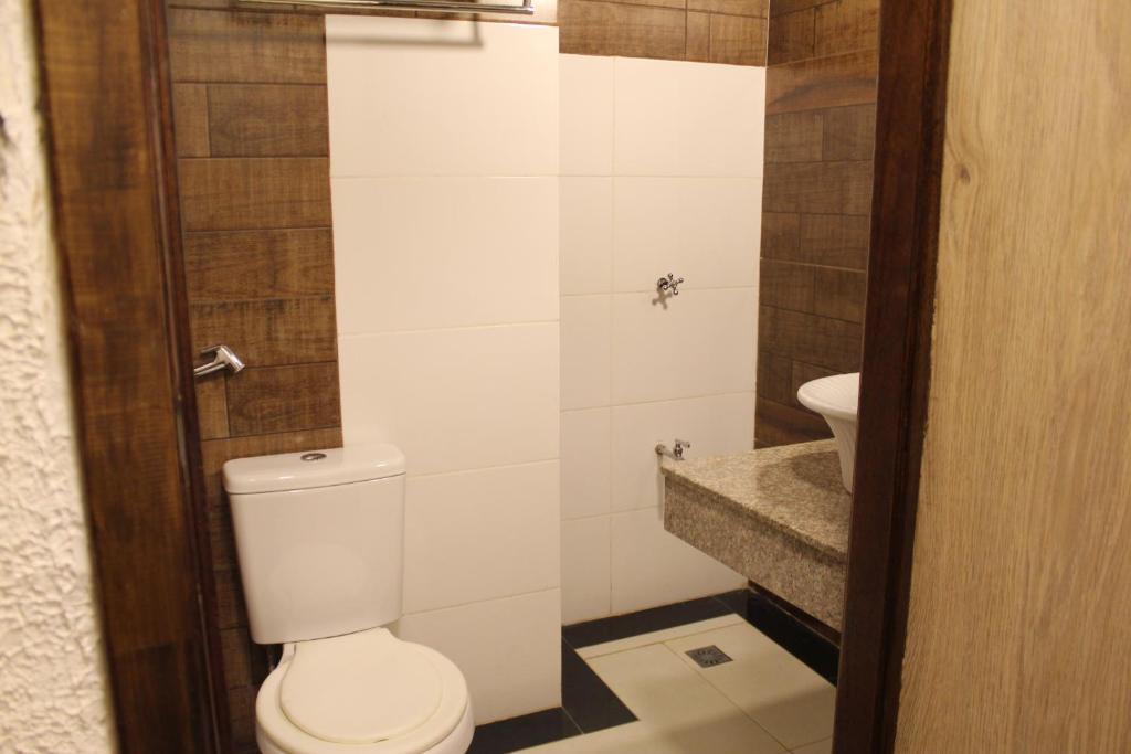 a bathroom with a toilet and a sink at AP 40- Apart OH in Ciudad del Este