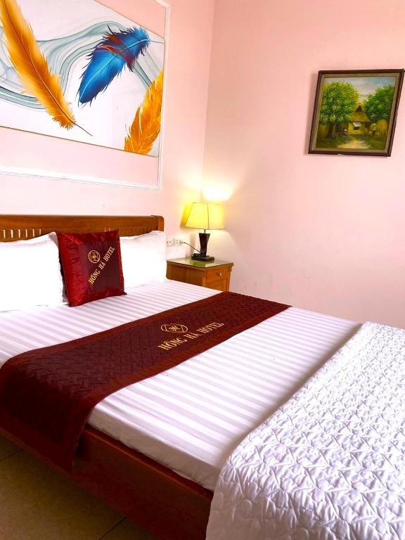Postel nebo postele na pokoji v ubytování Hong Ha Airport Hotel