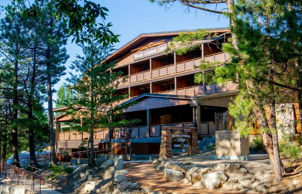 een groot gebouw met bomen ervoor bij Mt. Lemmon Lodge in Loma Linda