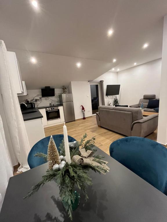 een woonkamer met een tafel en blauwe stoelen bij Marina in Sesvete