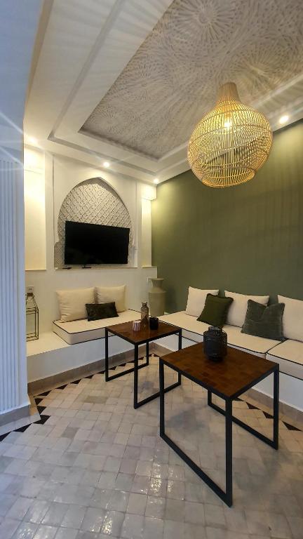 TV a/nebo společenská místnost v ubytování Riad 17-M - Marrakech