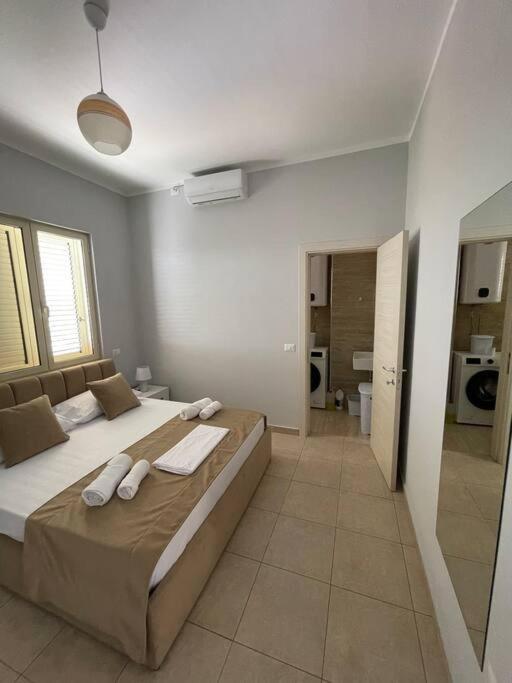 um quarto com uma cama grande e uma casa de banho em Blue Panorama 2! em Durrës