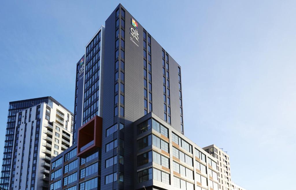 un grand bâtiment avec un panneau en haut dans l'établissement Hôtel Alt Montréal, à Montréal