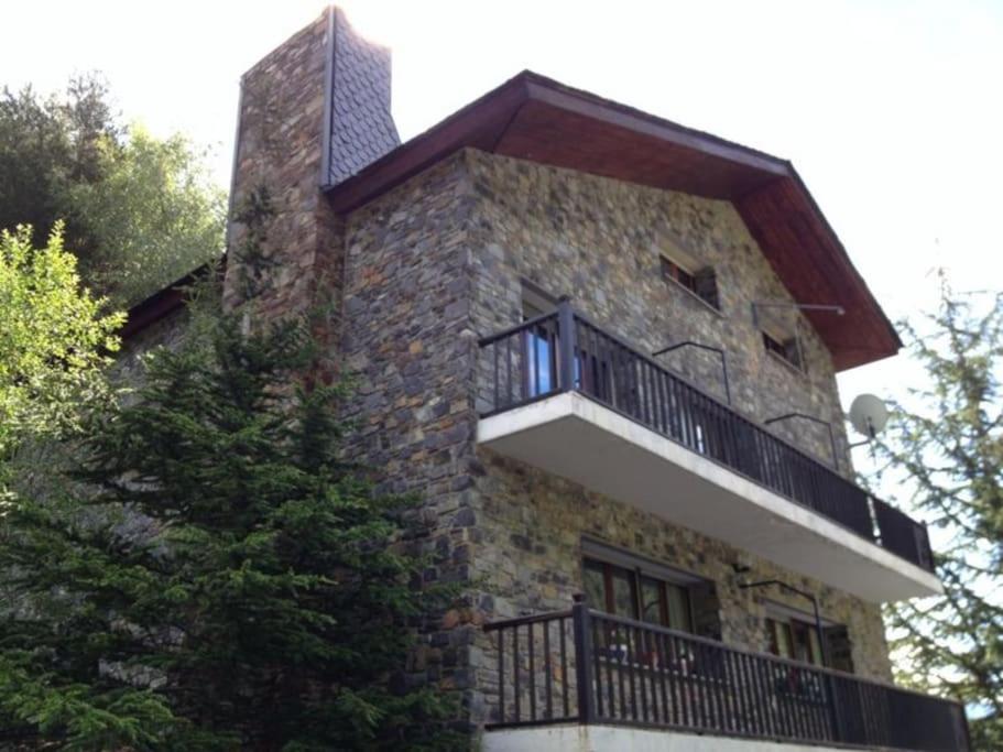 ein Gebäude mit einem Balkon auf der Seite in der Unterkunft XALET CARLEMANY (Casa entera /hab.) in Erts