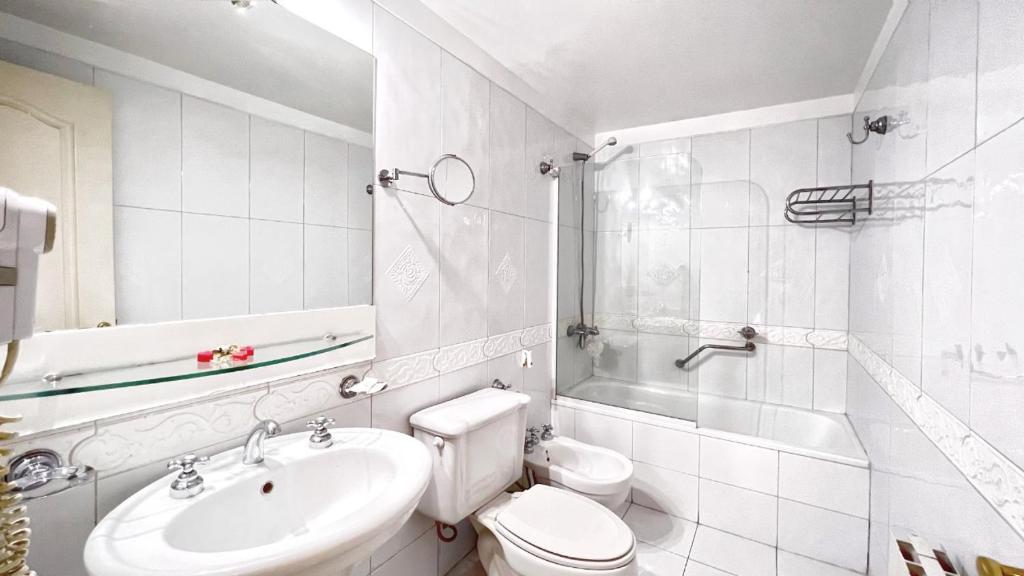 ein weißes Bad mit einem WC und einem Waschbecken in der Unterkunft Impecable, amplio y moderno departamento en la mejor ubicacion de la Ciudad de Mendoza in Mendoza