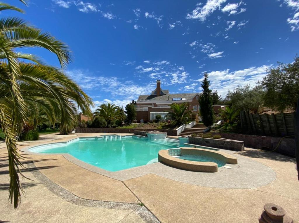 a swimming pool in a yard with a palm tree at Casa Zeta in Viña del Mar