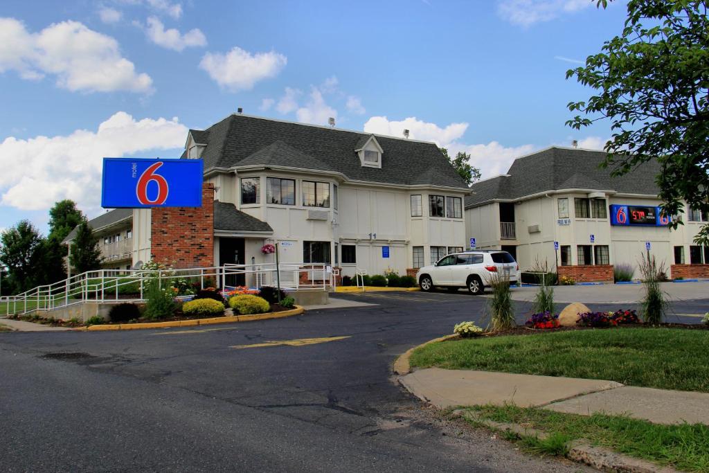 a house with a sign in front of it at Motel 6-Enfield, CT - Hartford in Enfield