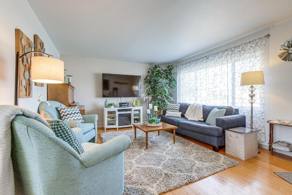 un soggiorno con due divani e un tavolo di 10 Mi to Dtwn Denver Home with Large Yard and Patio a Lakewood