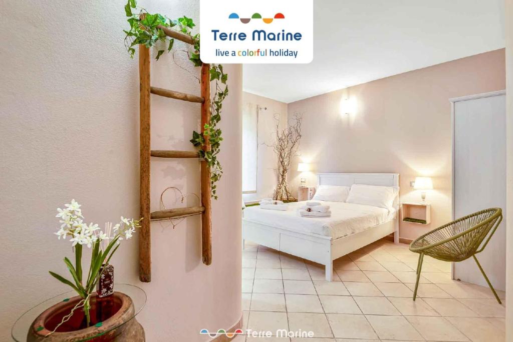 1 dormitorio con 1 cama y 1 habitación con escalera en Affittacamere Niria, Terre Marine, en Volastra