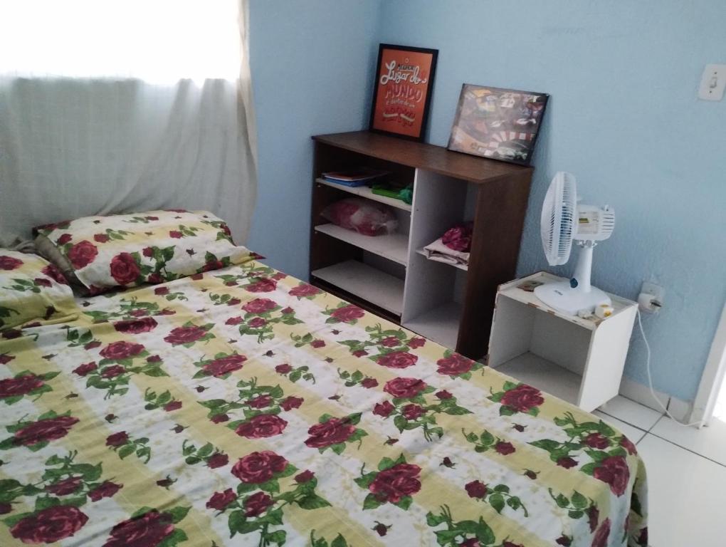 sypialnia z łóżkiem z kołdrą w obiekcie Cantinho da paty w mieście Camaçari