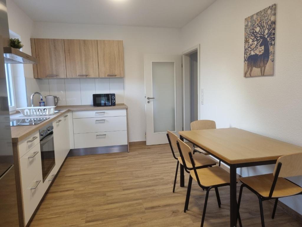 a kitchen and dining room with a table and chairs at Ferienhof von Hammel in Sevelten