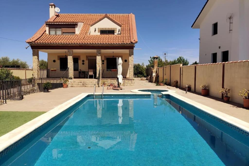 una piscina frente a una casa en Balcón del Guadalquivir, en Baeza