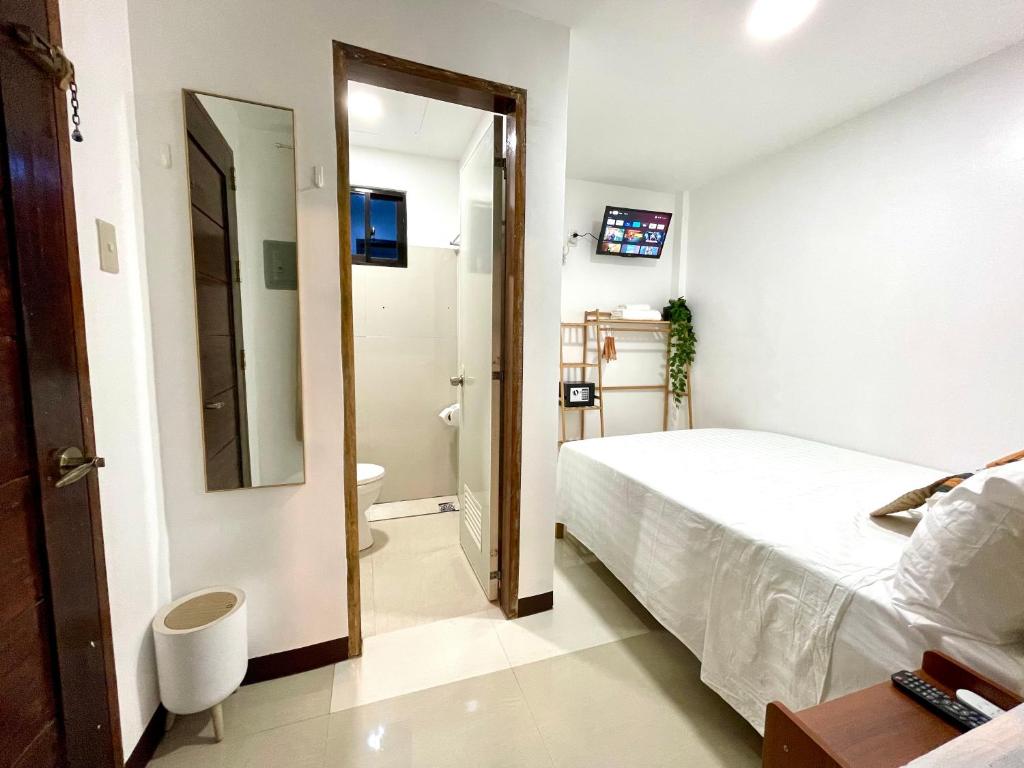 Postel nebo postele na pokoji v ubytování Namal Apartelle - Free Scooter & GYM access