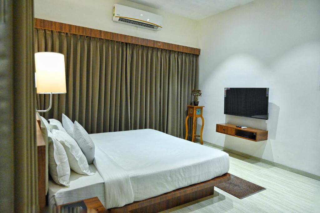 TV a/nebo společenská místnost v ubytování The One Hotel Nashik