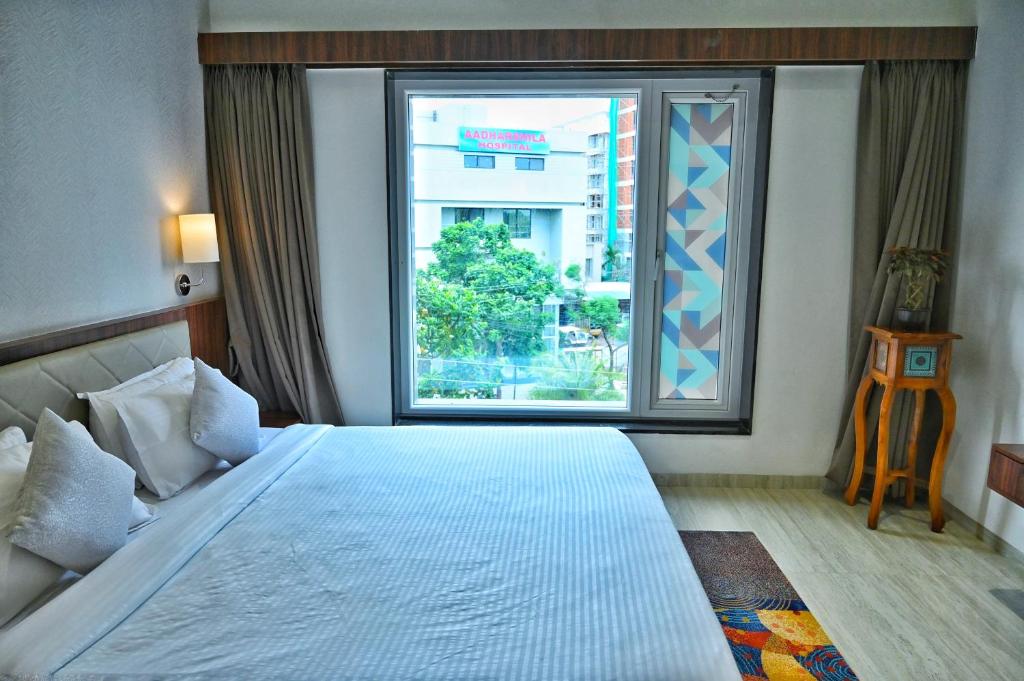 Postel nebo postele na pokoji v ubytování The One Hotel Nashik