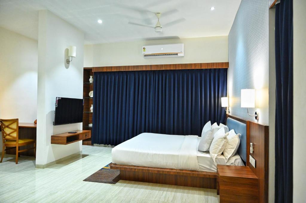 Postel nebo postele na pokoji v ubytování The One Hotel Nashik