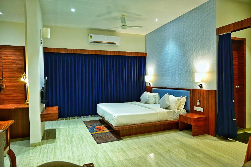 Postel nebo postele na pokoji v ubytování The One Hotel Nashik