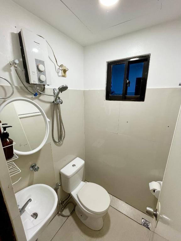 Koupelna v ubytování Namal Apartelle - Free Scooter & GYM access