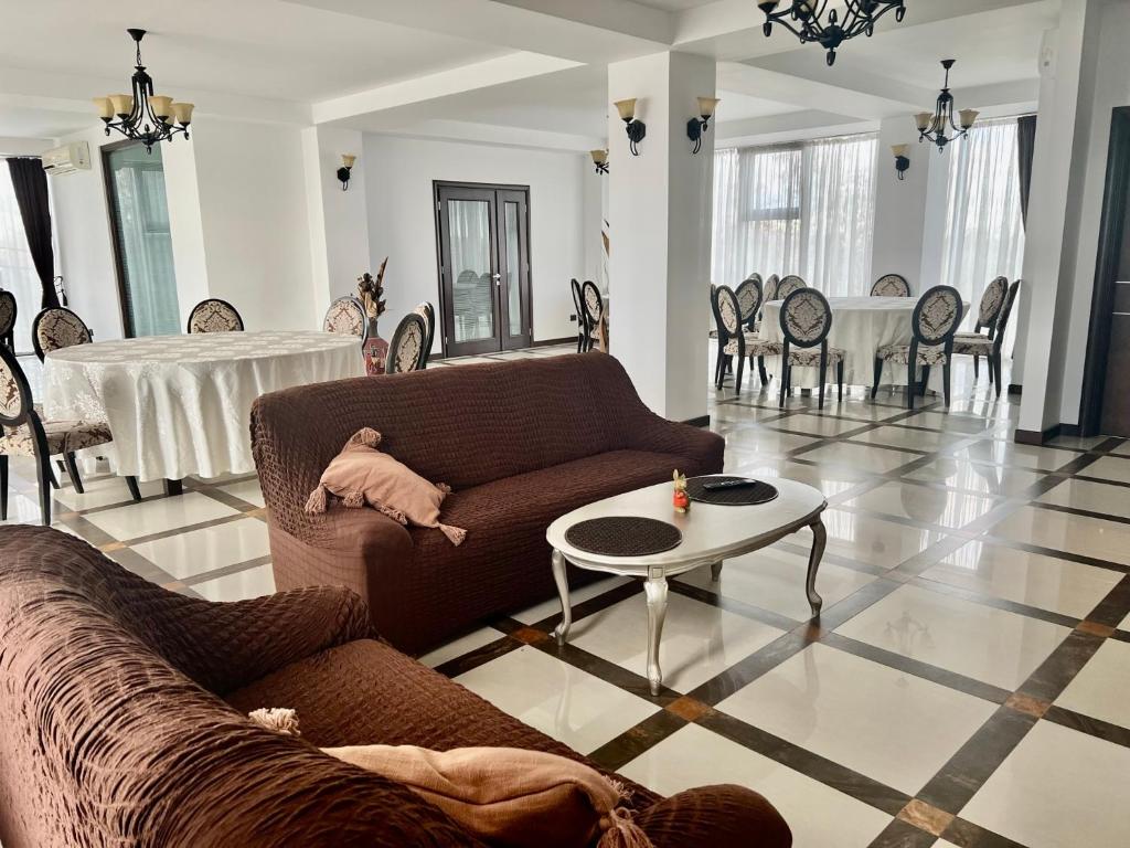 uma sala de estar com um sofá e uma mesa em 4 Room Rental Unit em Marginea