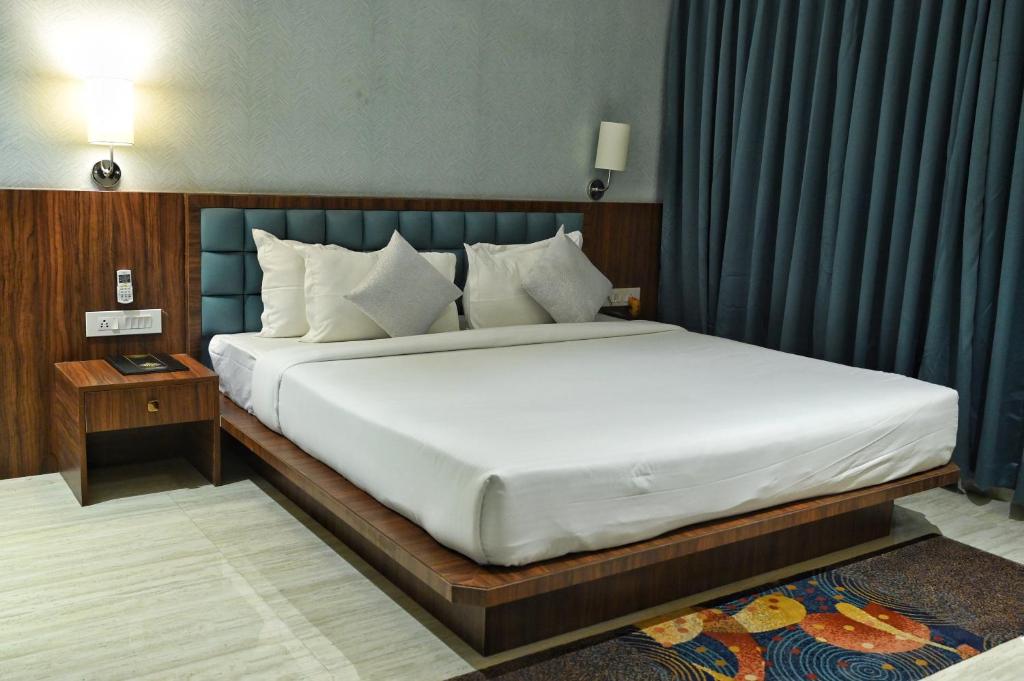 Postel nebo postele na pokoji v ubytování The One Hotel Nashik