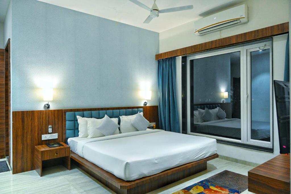 Postel nebo postele na pokoji v ubytování The One Hotel Nashik