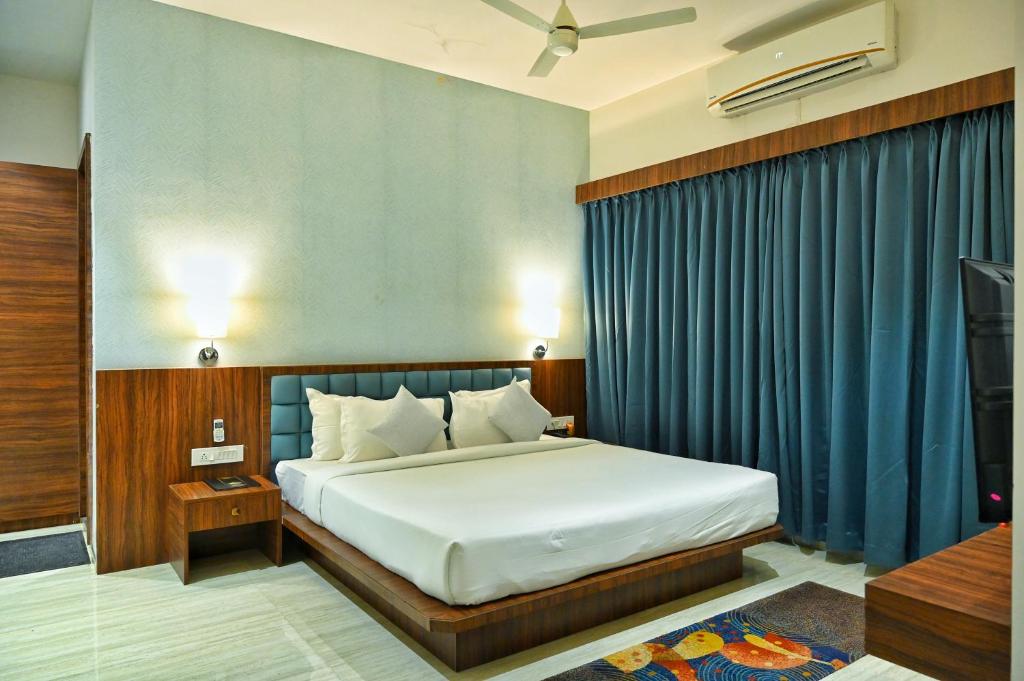 Postel nebo postele na pokoji v ubytování The One Hotel Nashik