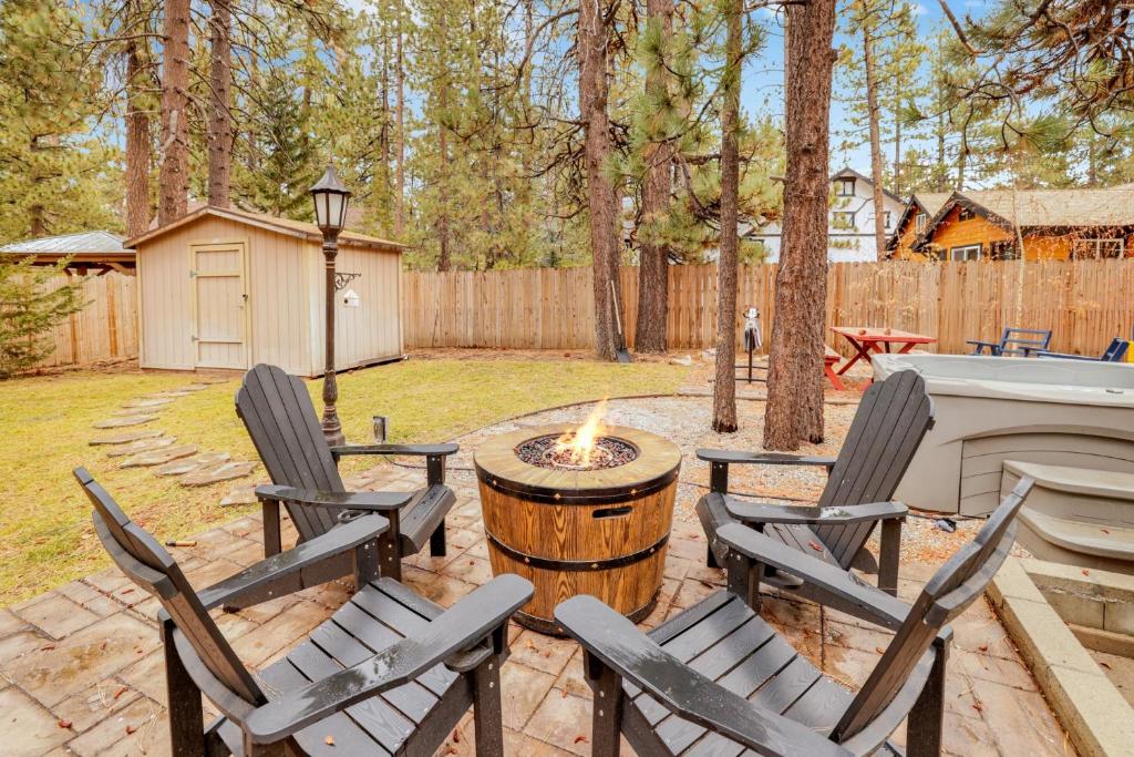 eine Gruppe von Stühlen und eine Feuerstelle in einem Hof in der Unterkunft 2315-Beary Cozy Cabin cabin in Big Bear Lake
