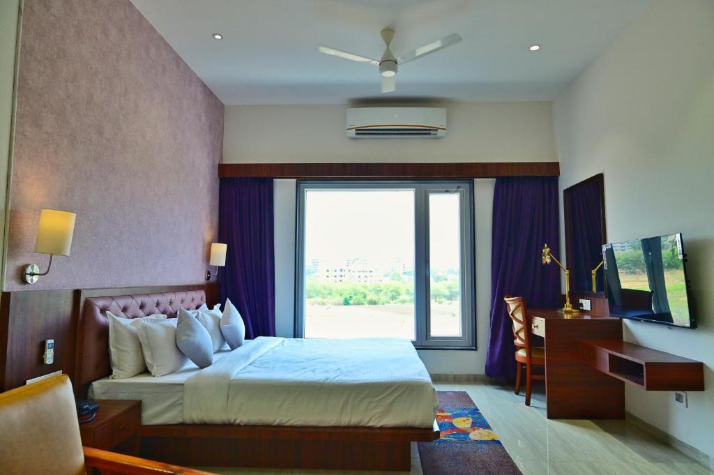 Postel nebo postele na pokoji v ubytování The One Hotel Nashik