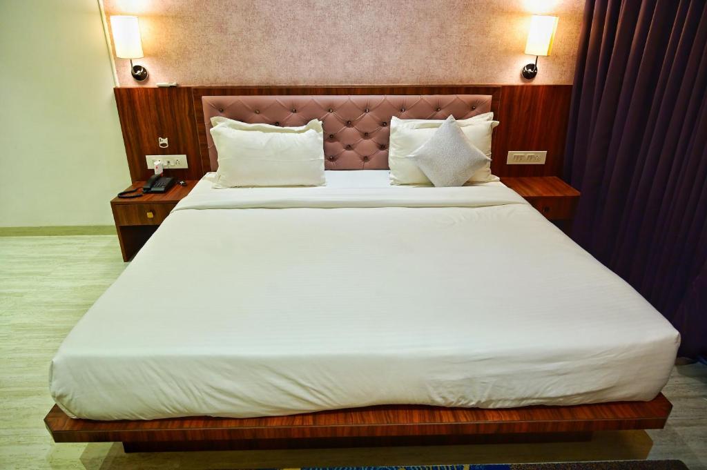 Postel nebo postele na pokoji v ubytování The One Hotel Nashik