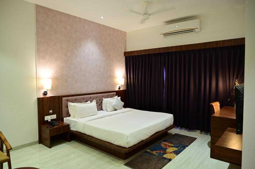 Postel nebo postele na pokoji v ubytování The One Hotel Nashik