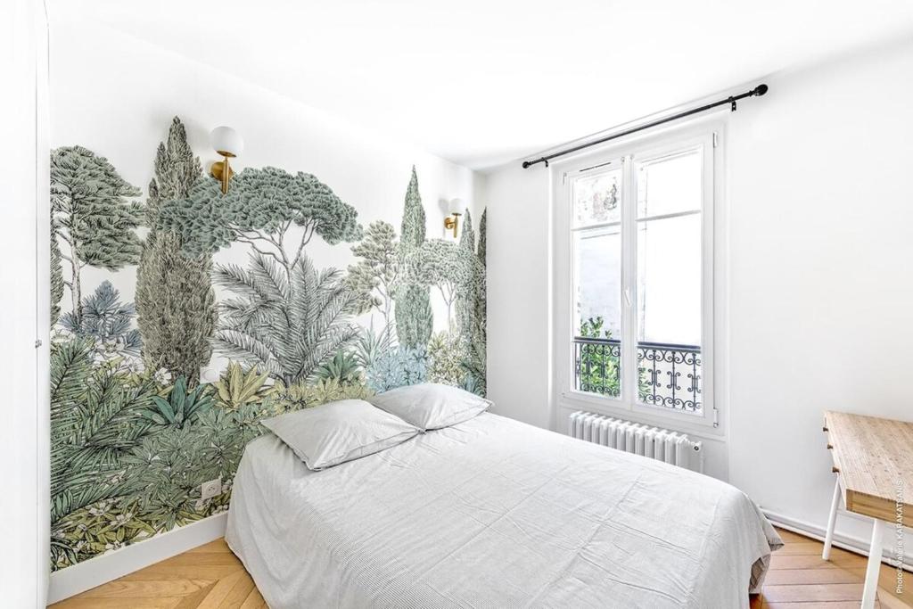 - une chambre avec une fresque murale tropicale dans l'établissement Bosquet - Jean Nicot 1bdr by B'Your Home, à Paris